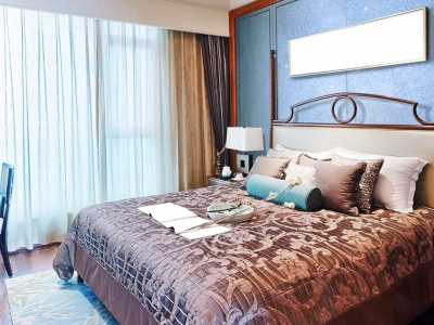 Синие стены с серебряными блестками