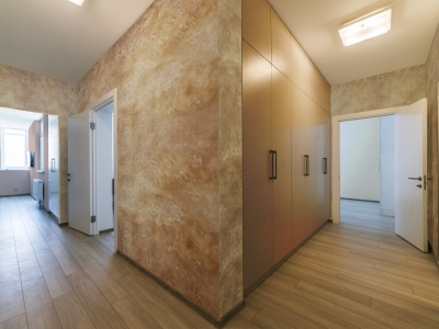 Коридор в квартире с эффектом античных стен