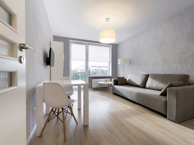 Стены в гостиной с эффектом шелковой ткани