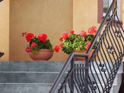 Эффект античного мрамора на фасаде дома