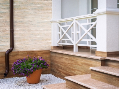 Комбинированный фасад дома с эффектом натурального камня